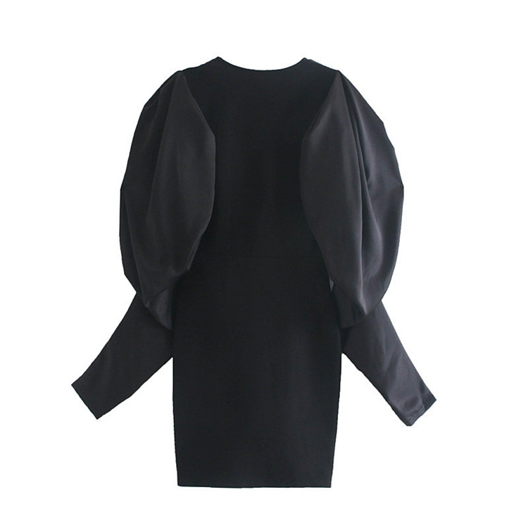 Elegáns fekete ruha mély V-nyakkal