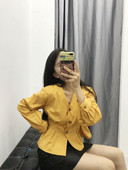 Sárga színű gombos és hosszú ujjú ing