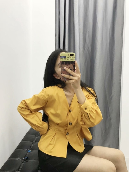 Sárga színű gombos és hosszú ujjú ing