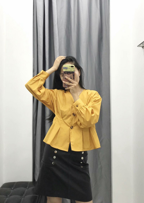 Sárga színű gombos és hosszú ujjú ing