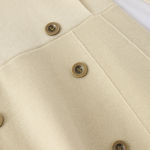 Női ruha gallérral és gombokkal fekete és bézs színben