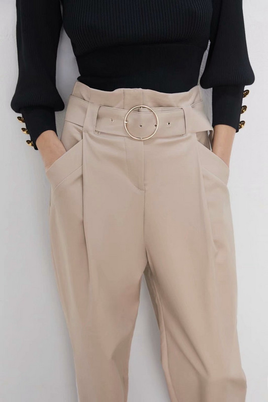 Pantaloni eleganti cu talie inalta si curea bej