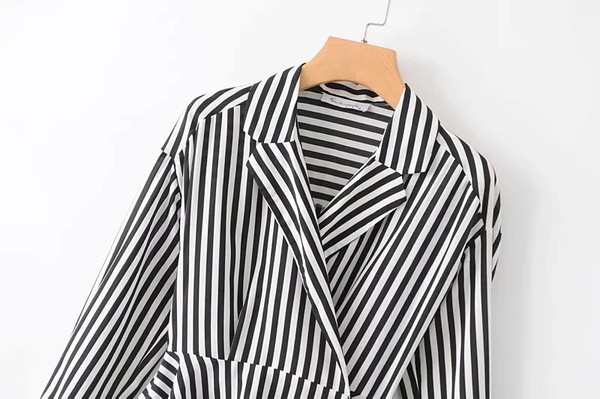 Cămașă de damă în dungi - model asimetric alb-negru