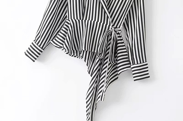 Cămașă de damă în dungi - model asimetric alb-negru