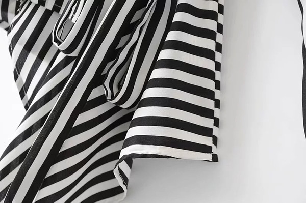 Cămașă de damă în dungi - model asimetric alb-negru