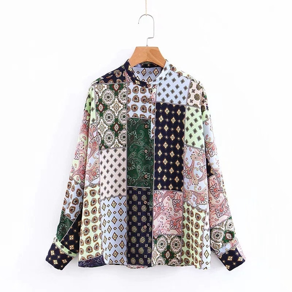 Női blúz O-nyakkal és színes elemekkel