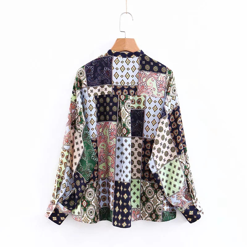 Női blúz O-nyakkal és színes elemekkel