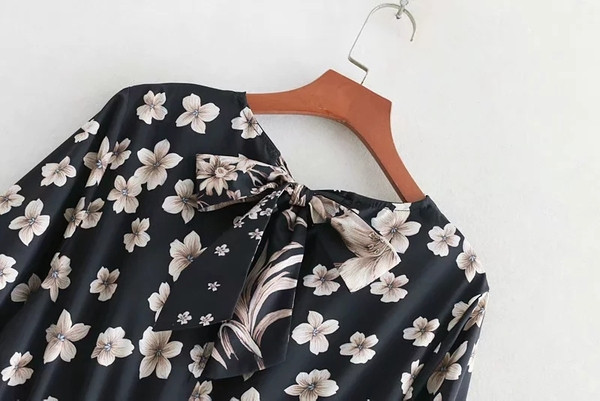 Modern női ruha hosszú ujjal, virágmintával