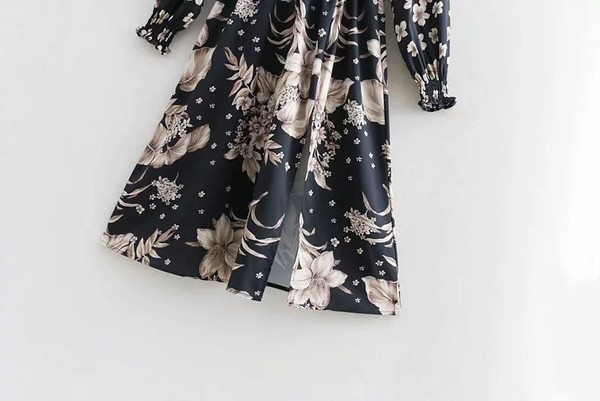 Modern női ruha hosszú ujjal, virágmintával