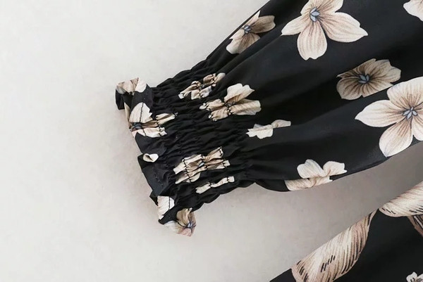 Modern női ruha hosszú ujjal, virágmintával