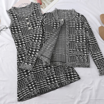 Stílusos női szett, amely egy ruhát és egy kardigánt tartalmaz három színben