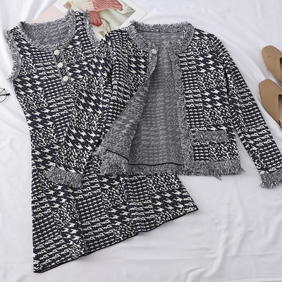 Stílusos női szett, amely egy ruhát és egy kardigánt tartalmaz három színben