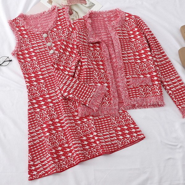 Stílusos női szett, amely egy ruhát és egy kardigánt tartalmaz három színben