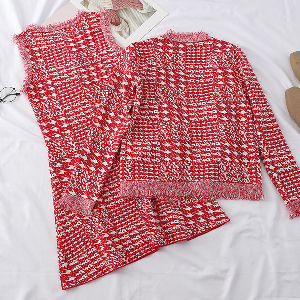 Stílusos női szett, amely egy ruhát és egy kardigánt tartalmaz három színben