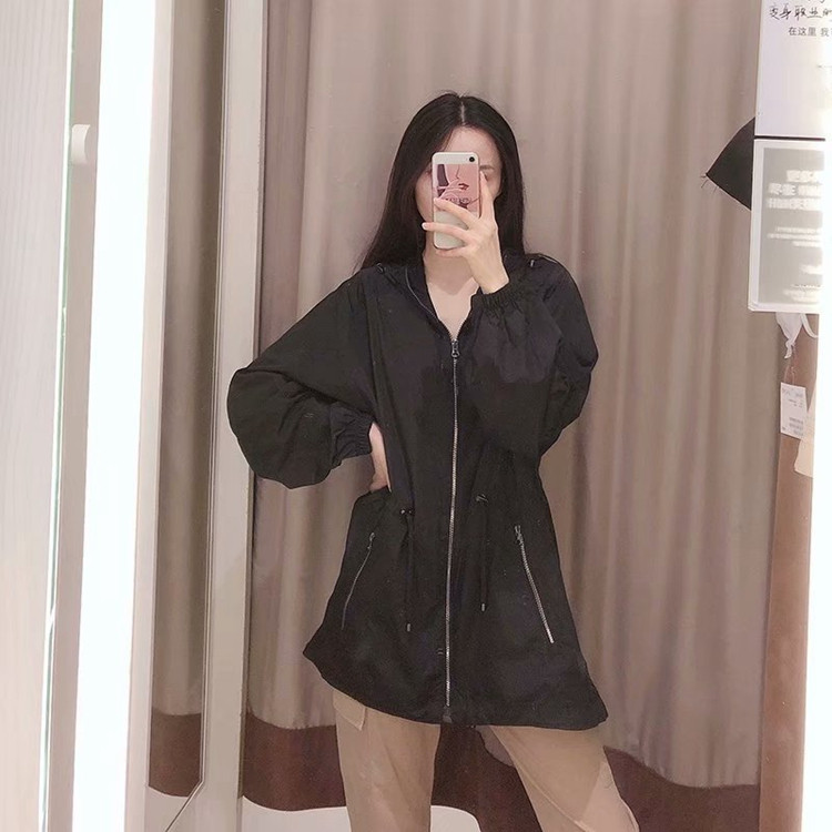 Jachetă de primăvară-toamnă de culoare neagră cu fermoar și șireturi