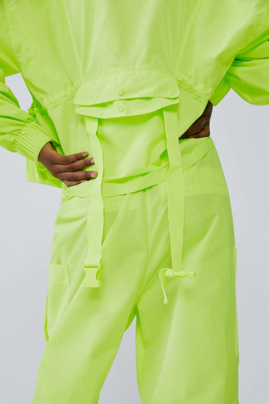 Hanorac sport cu fermoar și buzunare de culoare galbenă