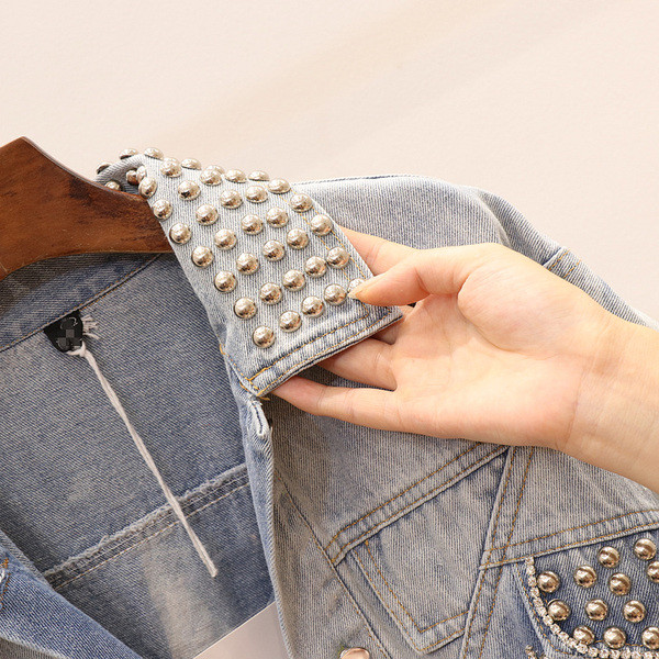 Модерно дамско дънково яке с метални елементи в светъл цвят