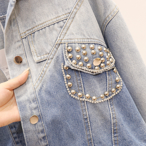 Модерно дамско дънково яке с метални елементи в светъл цвят