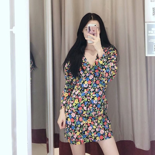 Rochie scurta cu model floral si maneci lungi