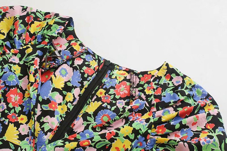 Rochie scurta cu model floral si maneci lungi