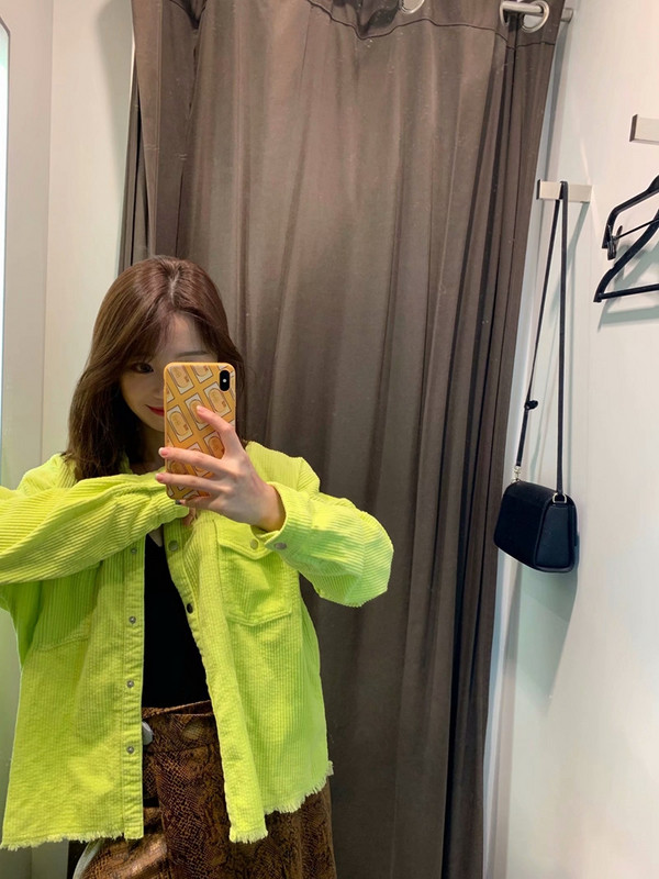 Vékony sárga női kabát gombokkal és zsebekkel - széles modell