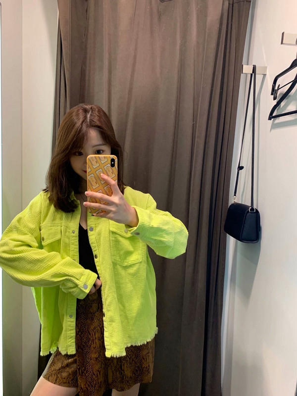 Vékony sárga női kabát gombokkal és zsebekkel - széles modell