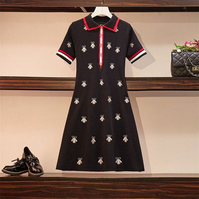 Alkalmi női ruha klasszikus gallérral és rövid ujjú fehér és fekete színben