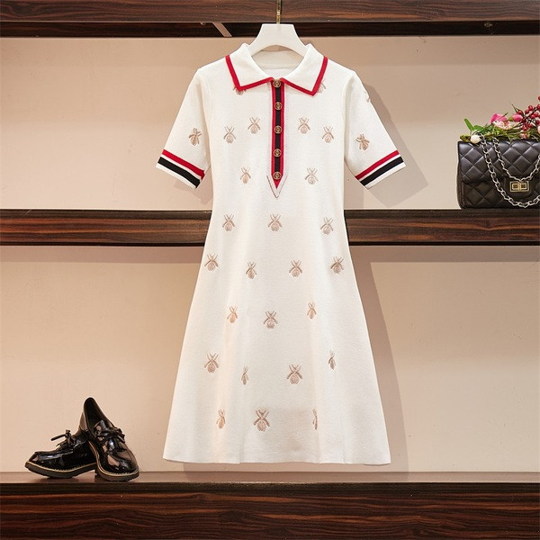 Alkalmi női ruha klasszikus gallérral és rövid ujjú fehér és fekete színben