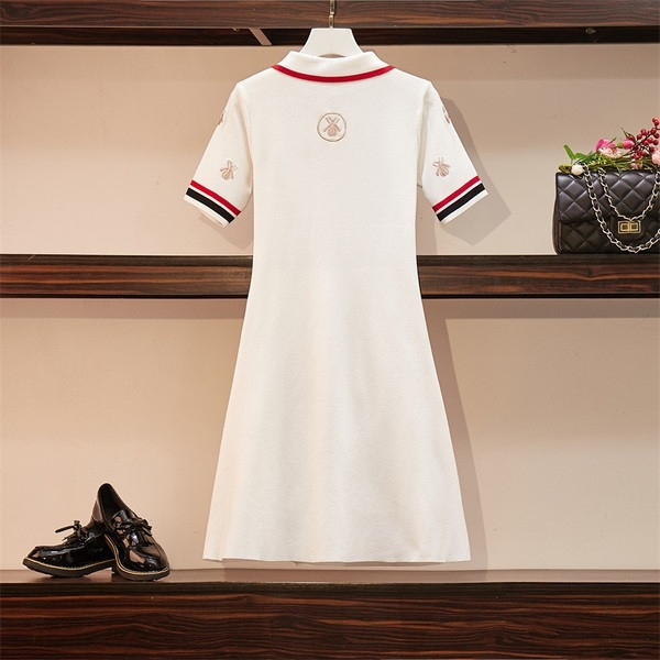 Alkalmi női ruha klasszikus gallérral és rövid ujjú fehér és fekete színben