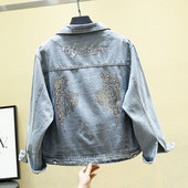 Modern női farmerdzseki hímzéssel és flitterekkel