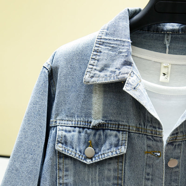 Modern női farmerdzseki hímzéssel és flitterekkel