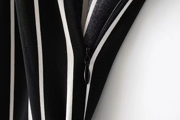 Salopeta dama in dungi cu bretele subtiri