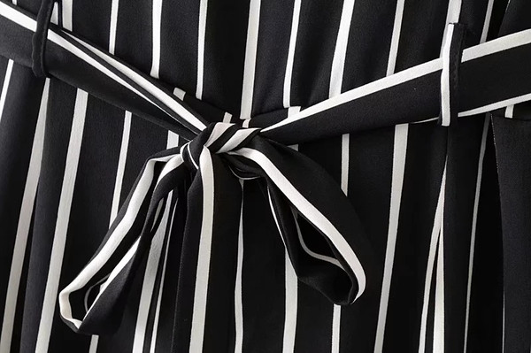 Salopeta dama in dungi cu bretele subtiri