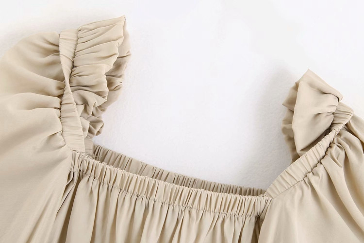 Bluză scurtă de damă cu decolteu pătrat și mâneci lungi de culoare bej