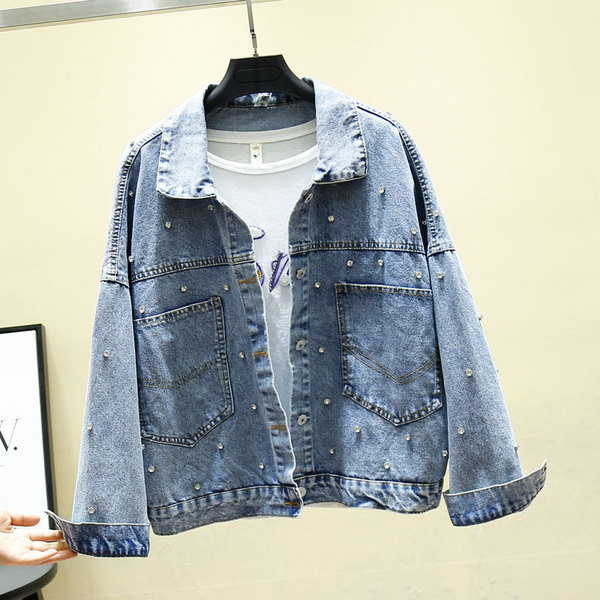 Alkalmi női farmerdzseki széles, kövekkel díszített modellel