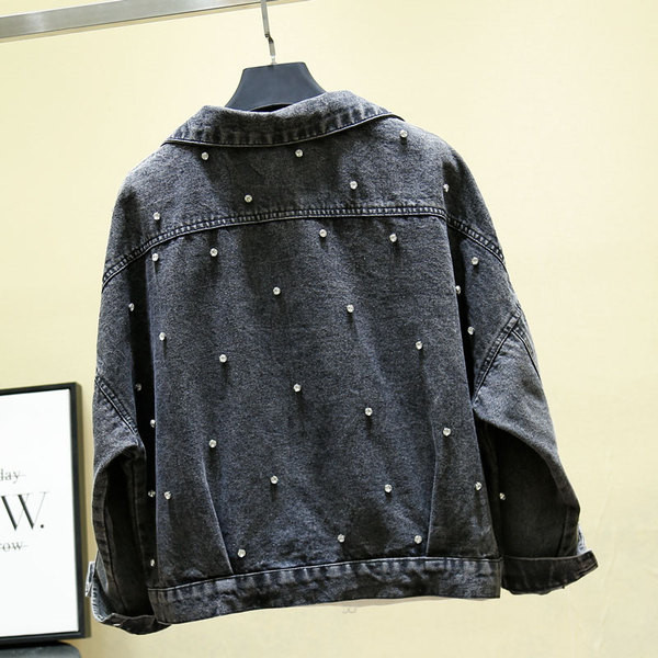 Alkalmi női farmerdzseki széles, kövekkel díszített modellel