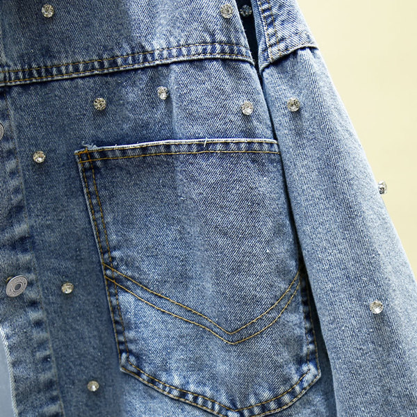 Alkalmi női farmerdzseki széles, kövekkel díszített modellel