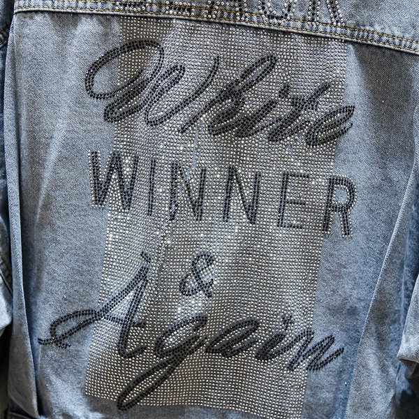 Jachetă de damă din denim cu inscripții și pietre în albastru