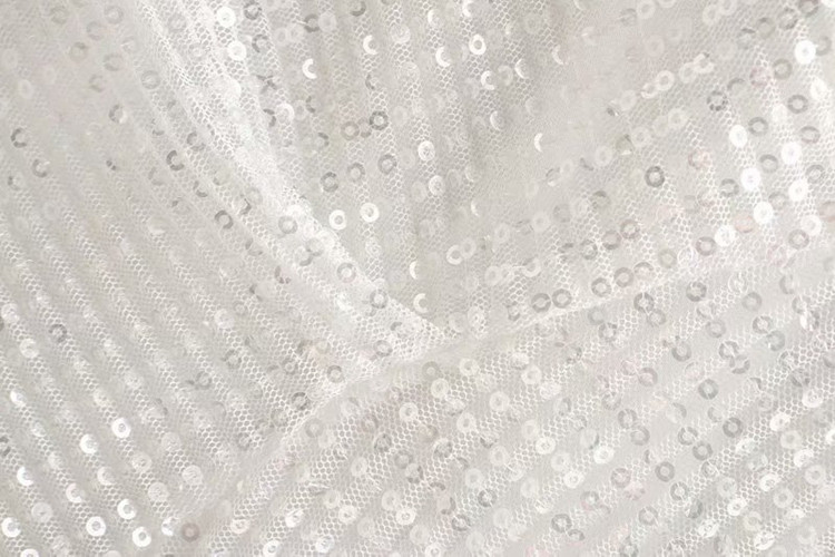 Bluza de dama eleganta cu umar gol in alb cu efect stralucitor