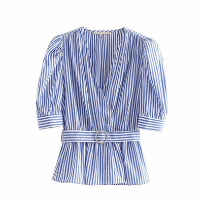 Cămașă de damă în dungi, cu decolteu adânc și curea