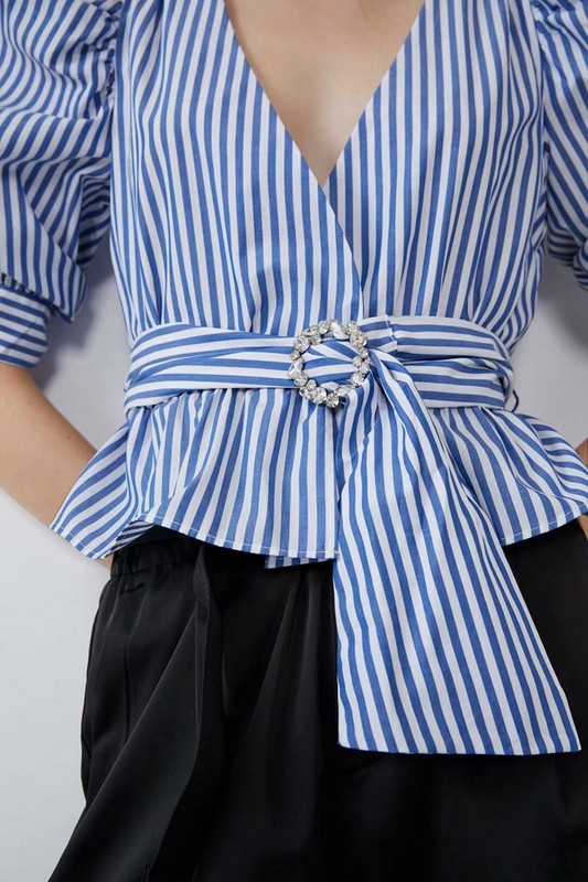 Cămașă de damă în dungi, cu decolteu adânc și curea