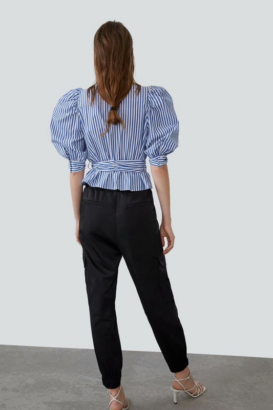 Cămașă de damă în dungi, cu decolteu adânc și curea