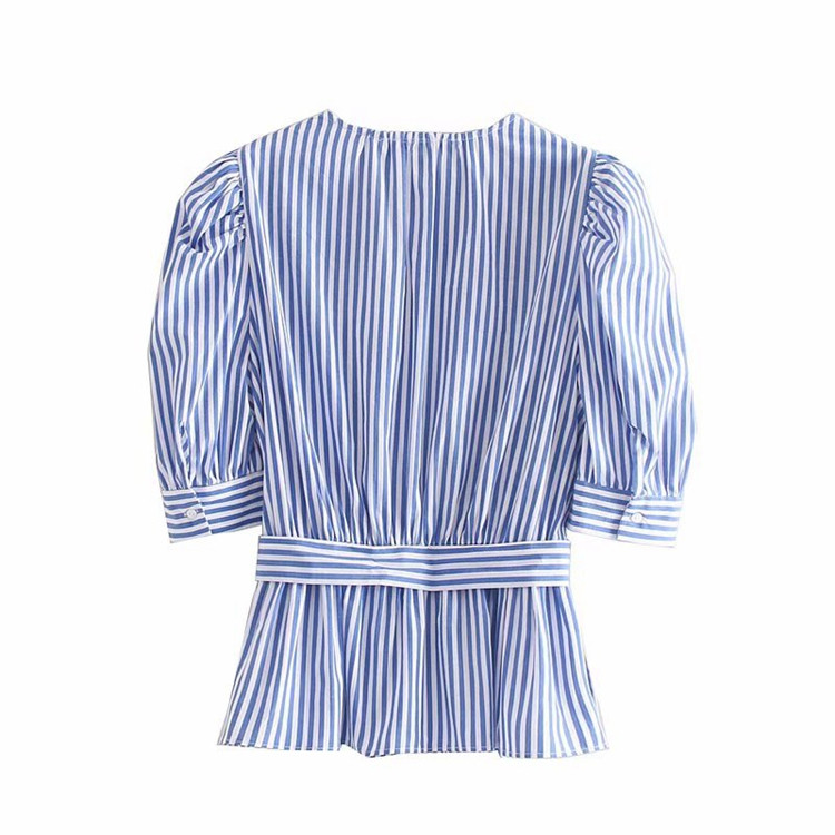 Cămașă de damă în dungi, cu decolteu adânc și curea