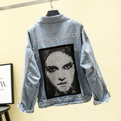 Modern női farmerdzseki mintával, szakadt mintákkal, kék színben