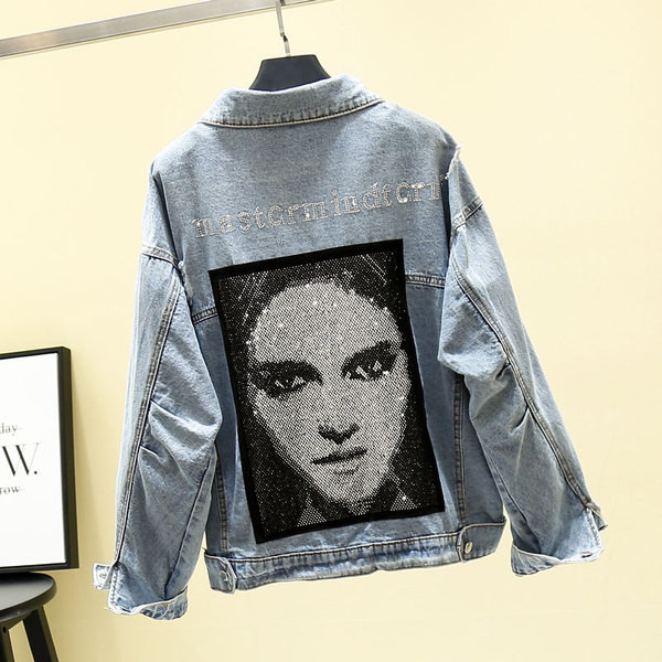 Modern női farmerdzseki mintával, szakadt mintákkal, kék színben