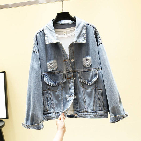 Modern női farmerdzseki mintával, szakadt mintákkal, kék színben