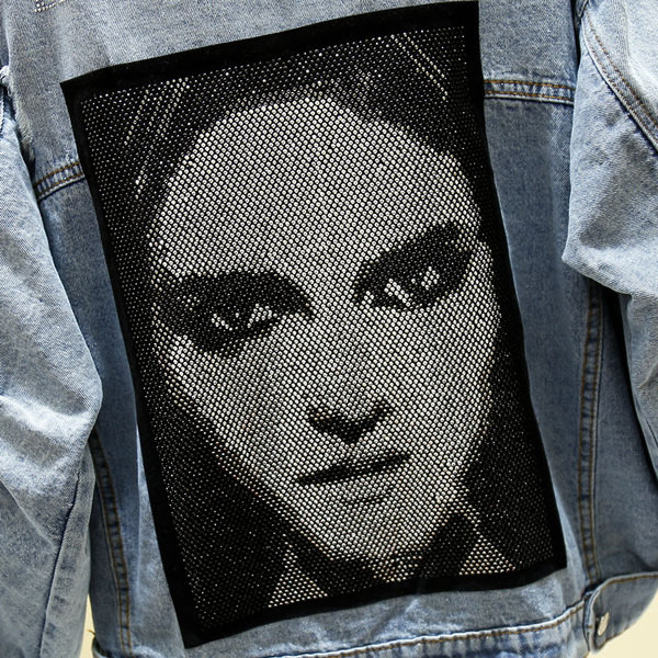 Modern női farmerdzseki mintával, szakadt mintákkal, kék színben