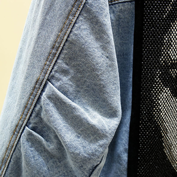 Modern női farmerdzseki mintával, szakadt mintákkal, kék színben