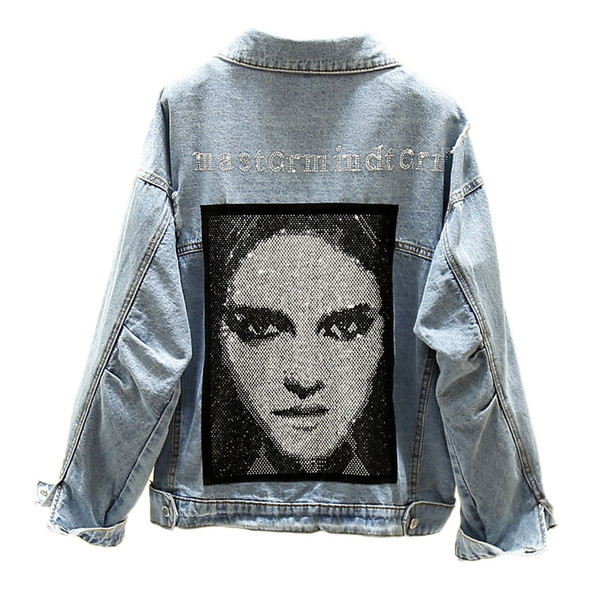 Modern női farmerdzseki mintával, szakadt mintákkal, kék színben