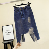 Aszimmetrikus farmerszoknya, magas derékkal, szakadt motívumokkal